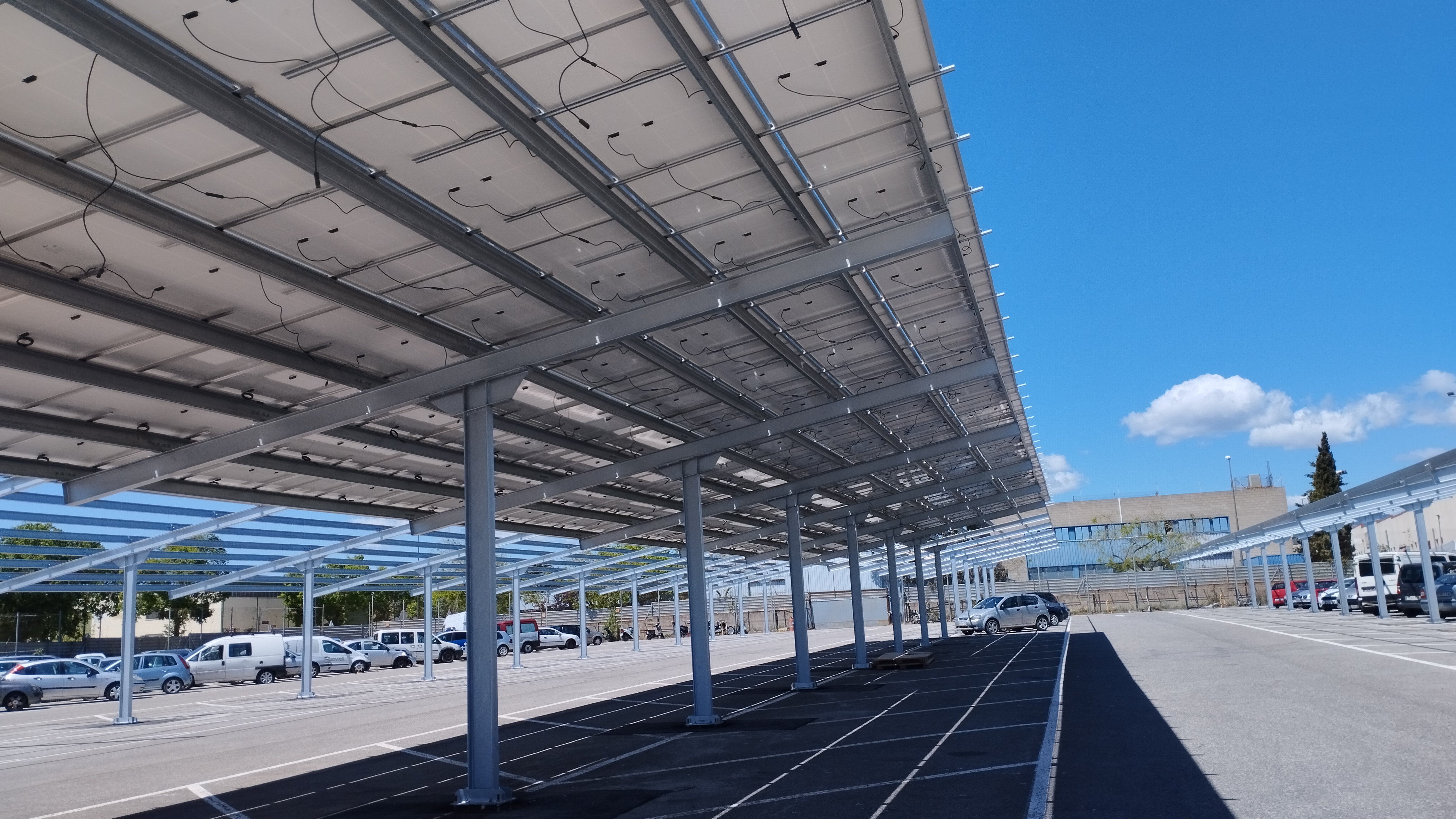 Instal·lació de plaques solars al dipòsit de vehicles en construcció-20240605113404.jpg